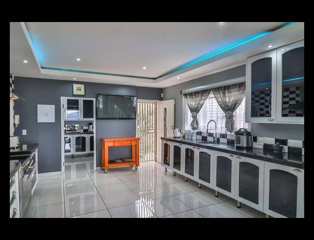 5 BEDROOM HOUSE FOR SALE IN GLENVISTA